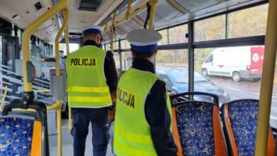 Policjanci kontrolują przestrzeganie przepisów sanitarnych w komunikacji miejskiej (fot. KMP Rybnik, rybnicki.com)