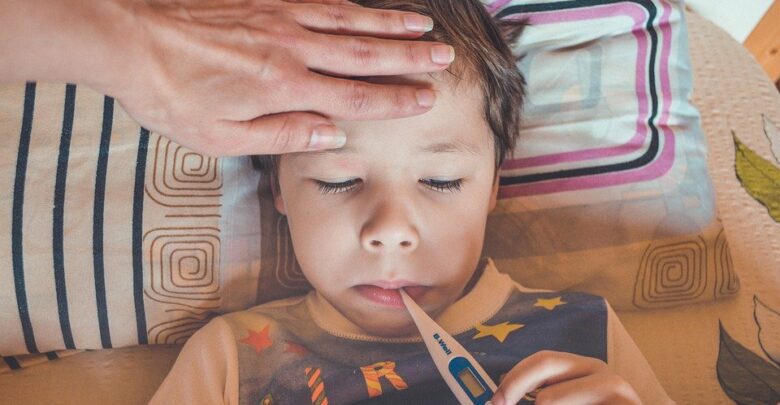 Choroba, kwarantanna lub izolacja. Kiedy przysługuje zasiłek za opiekę nad dzieckiem? (fot.pixabay.com)