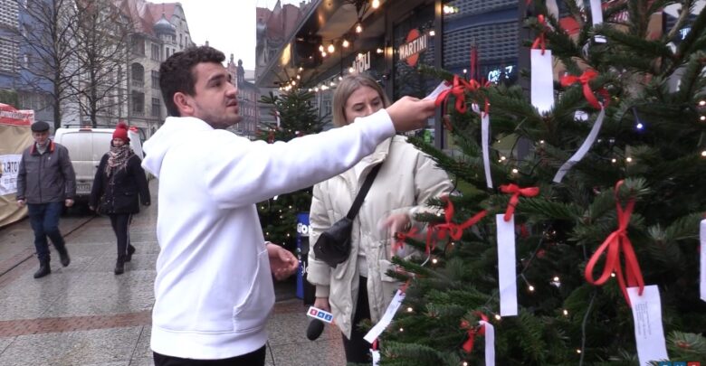 Zamiast bombek na świątecznych drzewkach zawisły karteczki z prośbą o dary dla najbardziej potrzebujących mieszkańców Katowic