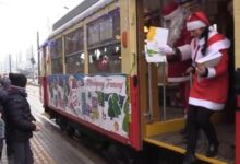 Po miastach metropolii jeździł dzisiaj specjalny mikołajkowy tramwaj, którego jedynymi pasażerami byli Mikołaj i Śnieżynka