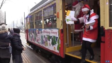 Po miastach metropolii jeździł dzisiaj specjalny mikołajkowy tramwaj, którego jedynymi pasażerami byli Mikołaj i Śnieżynka