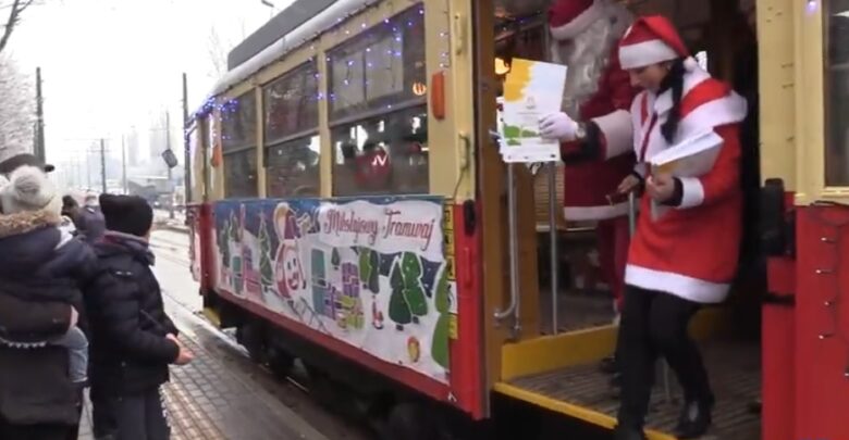 Po miastach metropolii jeździł dzisiaj specjalny mikołajkowy tramwaj, którego jedynymi pasażerami byli Mikołaj i Śnieżynka