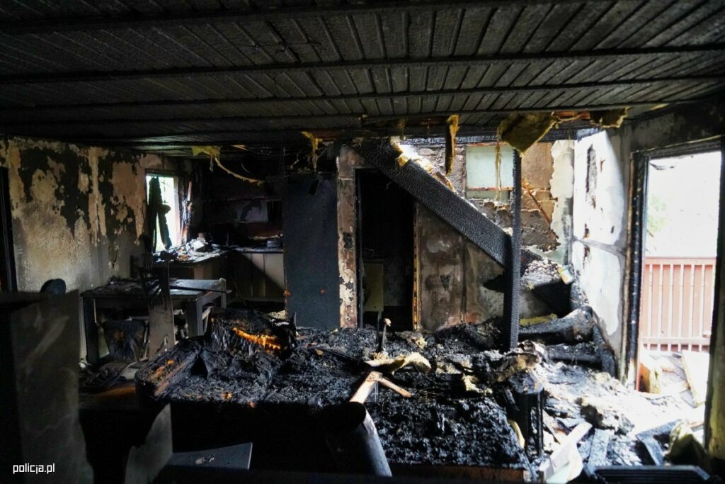 Policjant i jego rodzina stracili w pożarze wszystko, co mieli! Pomożecie?(fot.KWP Bydgoszcz) (fot.KWP Bydgoszcz)