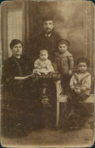 Rodzice Miry Rosenblatt wraz z jej rodzeństwem na przedwojennej fotografii. [fot. ze zbiorów prywatnych Miry Rosenblatt]