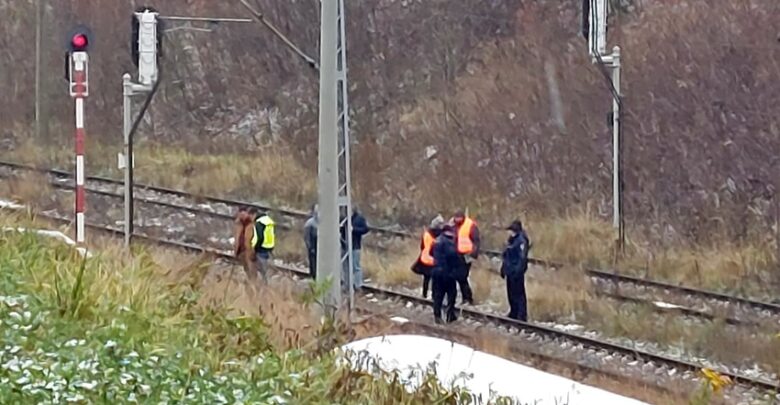 Na torach kolejowych stacji Tychy-Lodowisko znaleziono zwłoki mężczyzny! Policja: "Sprawdzamy wszystkie możliwości" (fot.www.112tychy.pl)
