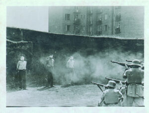 Egzekucja w pierwszych dniach wojny w Sosnowcu. Okolice ratusza. [fot. ze zbiorów Dariusza Kmiotka / wydawnictwo Dikappa