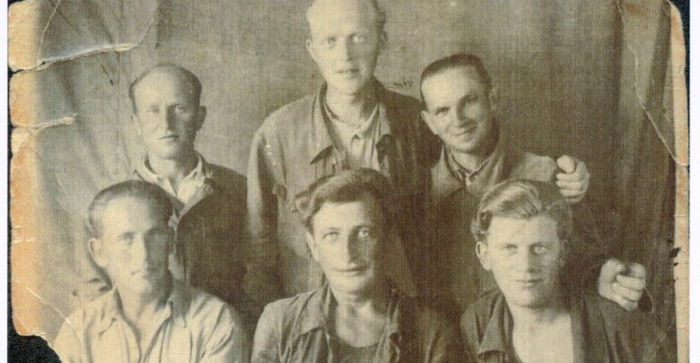 Jedno z niewielu zachowanych zdjęć z pobytu deportowanych w ZSRR. Na fotografii Maksymilian Harazim (pierwszy z prawej w górnym rzędzie) oraz Jerzy Szczeponik (pierwszy z lewej w górnym rzędzie) w obozie pracy w Karagandzie w 1949 r. [fot. Centrum Dokumentacji Deportacji Górnoślązaków do ZSRR w 1945 roku]
