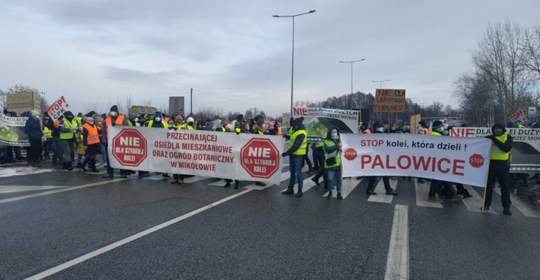 Protest w Mikołowie. Kilkudziesięciu mieszkańców blokuje DK 81 [ZDJĘCIA]