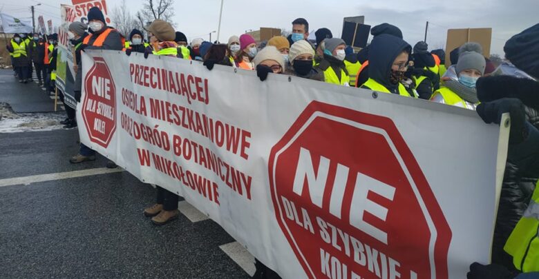 Protest w Mikołowie. Kilkudziesięciu mieszkańców blokuje DK 81 [ZDJĘCIA]