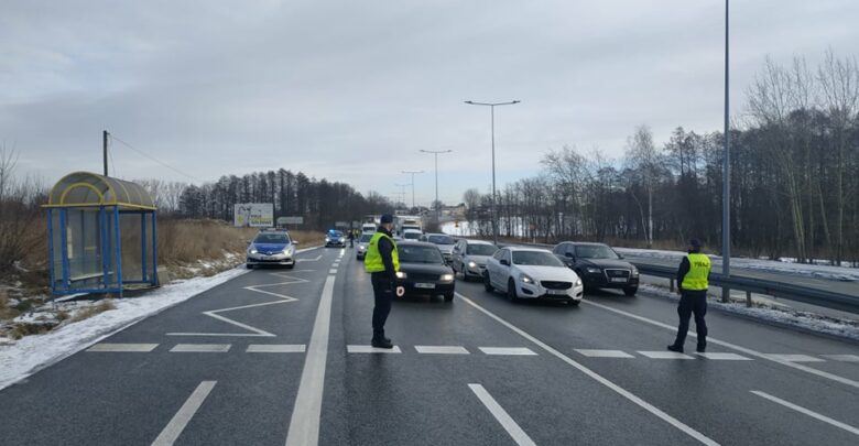 Protest w Mikołowie. Kilkudziesięciu mieszkańców blokuje DK 81 [ZDJĘCIA]