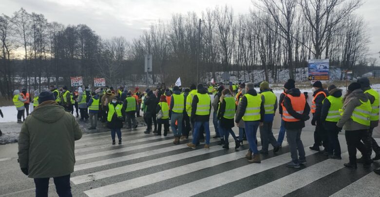 Protest w Mikołowie. Kilkudziesięciu mieszkańców blokuje DK 81 [ZDJĘCIA]