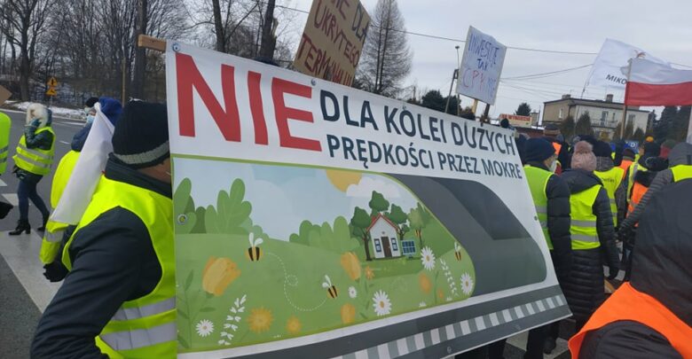 Protest w Mikołowie. Kilkudziesięciu mieszkańców blokuje DK 81 [ZDJĘCIA]