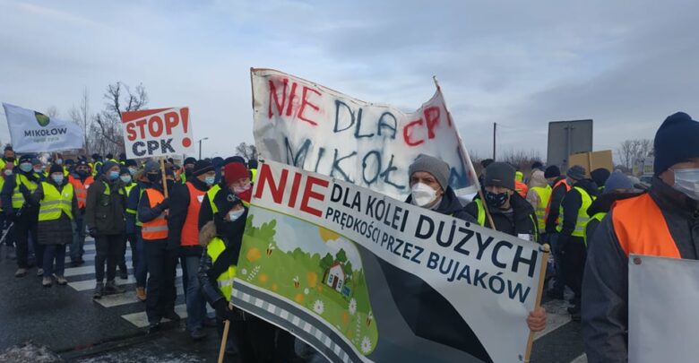 Protest w Mikołowie. Kilkudziesięciu mieszkańców blokuje DK 81 [ZDJĘCIA]