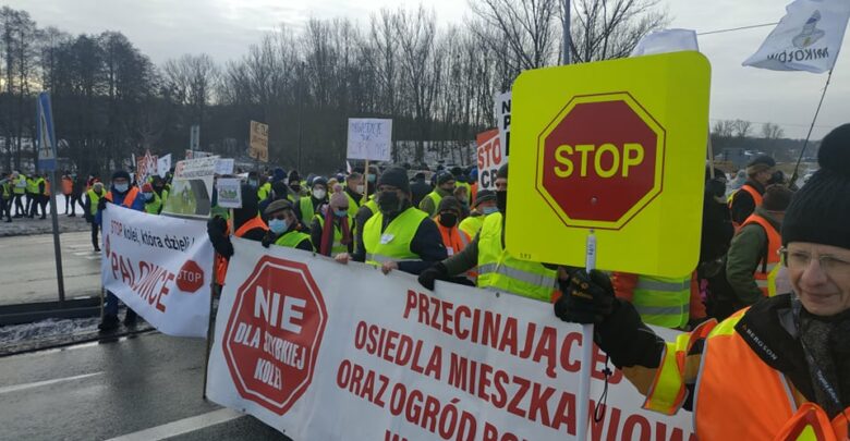 Protest w Mikołowie. Kilkudziesięciu mieszkańców blokuje DK 81 [ZDJĘCIA]