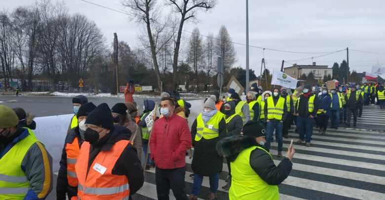 Protest w Mikołowie. Kilkudziesięciu mieszkańców blokuje DK 81 [ZDJĘCIA]