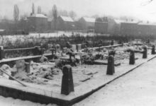 Masowy grób ofiar w Miechowicach na starej fotografii.