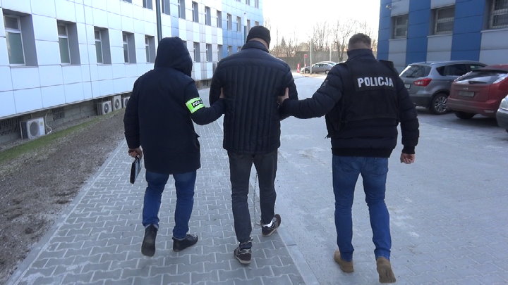 Katowice: Policjanci zatrzymali kibola poszukiwanego dwoma listami gończymi (fot.Śląska Policja)