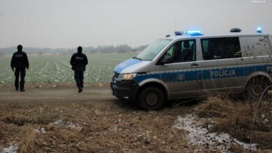 Śląskie: Znaleźli ją w polu, kilometr od domu. Dzięki policjantom kobieta żyje (fot.Śląska Policja)