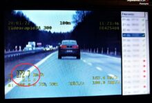 Zdjęcie kolorowe: widoczny samochód z pomiarem prędkości, który wskazuje 172 km/h