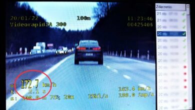 Zdjęcie kolorowe: widoczny samochód z pomiarem prędkości, który wskazuje 172 km/h