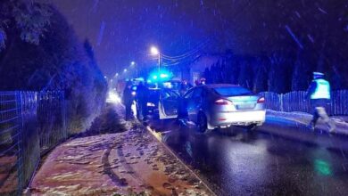 Tychy: Czołowe zderzenie dwóch fordów. Jeden z kierowców był kompletnie pijany (fot.Śląska Policja)