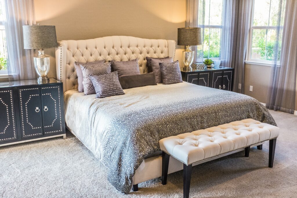 Pluszowy dywan w sypialni, źródło: https://dywanywitek.pl/dywany-pluszowe 