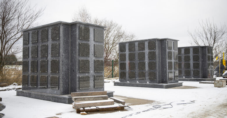 Tychy: Trwa budowa kolumbariów na Wartogłowcu. Pomieszczą ponad 1000 urn (fot. Piotr Podsiadły/UM Tychy)