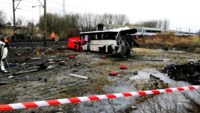 Tragedia na przejeździe kolejowym. Autobus szkolny zderzył się z pociągiem pośpiesznym (fot.Policja Kujawsko-Pomorska)