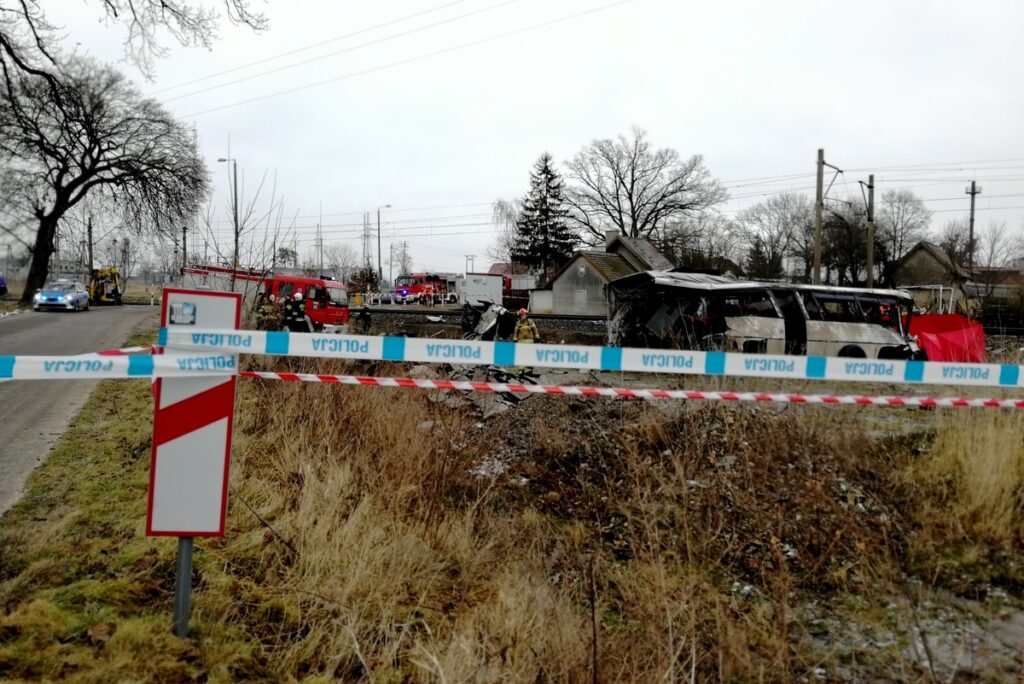 Tragedia na przejeździe kolejowym. Autobus szkolny zderzył się z pociągiem pośpiesznym (fot.Policja Kujawsko-Pomorska)