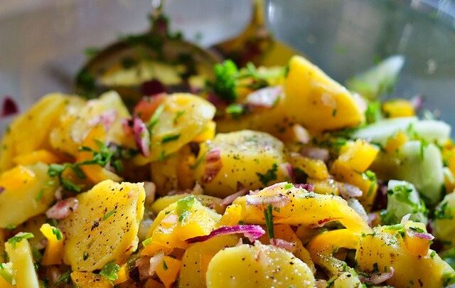 Sałatka z ziemniaków - dlaczego jest tak dobra? (foto: pixabay.com)