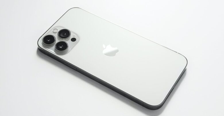 iPhone 13 Pro Max i akcesoria od sprzedawcy premium (foto: unsplash.com)