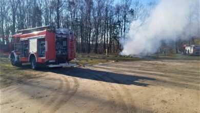 Śląskie: Zwłoki we wraku samochodu. Znaleziono je przy cmentarzu (fot.Śląska Policja)