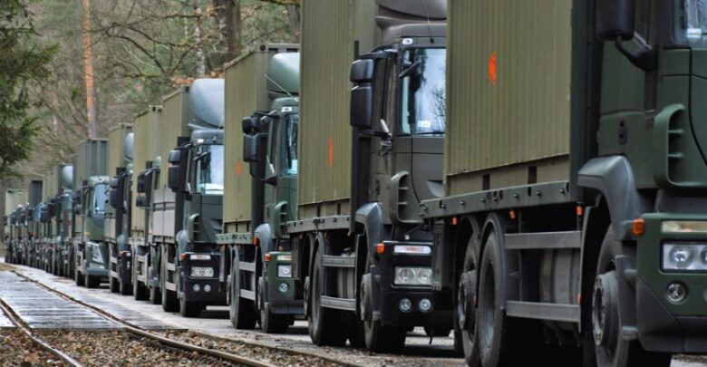 Ciężarówki z polską amunicją, które zostały wysłane na Ukrainę. [fot. Mariusz Błaszczak Twitter]