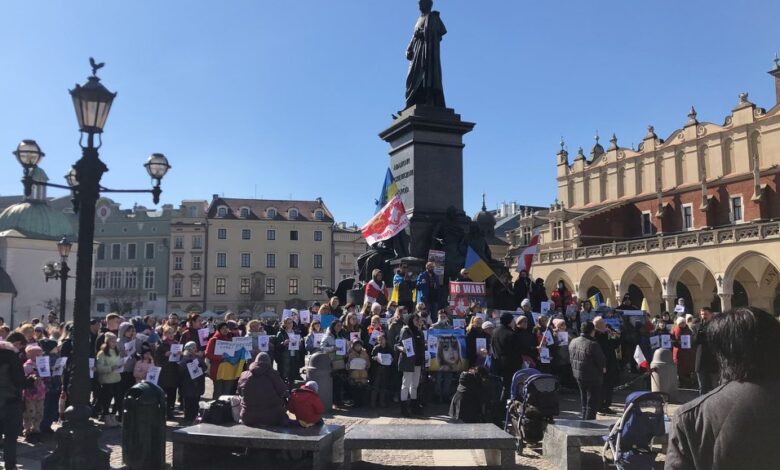 Protest pod hasłem „NATO CLOSE THE SKY” na Rynku Głównym w Krakowie [ZDJĘCIA] (fot.Skarżyńska)