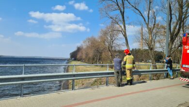 W ratowaniu dzieci, które znalazły się w wodzie brali udział strażacy. [fot. Mariusz Jasek]