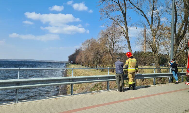 W ratowaniu dzieci, które znalazły się w wodzie brali udział strażacy. [fot. Mariusz Jasek]