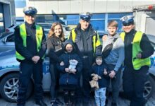 Ukraińskiej rodzinie zepsuł się samochód. Pomogła policja, mechanik za darmo naprawił auto. Fot. Policja Śląska