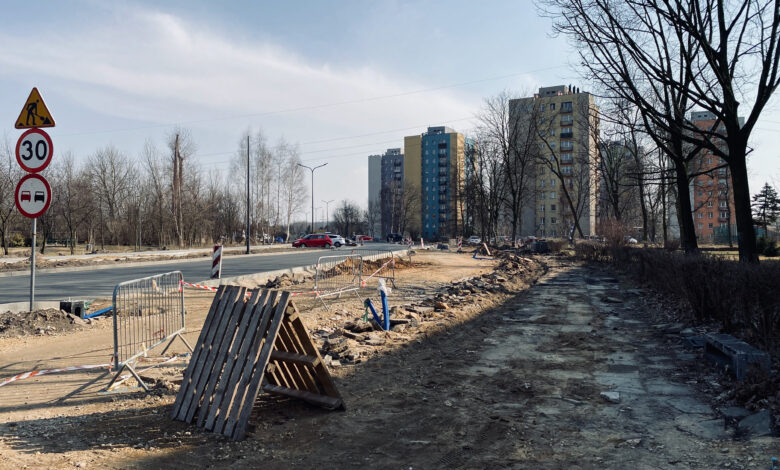 Na razie ul. Ostrogórska wygląda jeszcze jak jeden wielki plac budowy, ale urzędnicy uspokajają, że prace powinny zakończyć się szybko. [fot. Bartosz Bednarczuk]