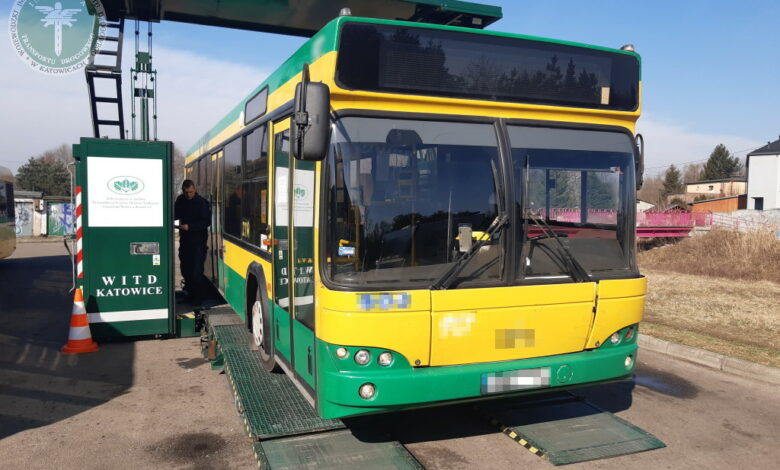 Kontrolerzy sprawdzili kilkanaście autobusów. W połowie z nich stwierdzono usterki. [fot. WITD Katowice]