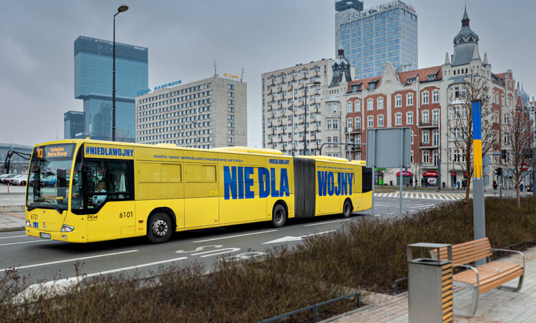Śląskie: "Nie dla wojny". Autobusy w barwach Ukrainy wyjechały na ulice Metropolii (fot.GZM)