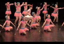 W turnieju swoje umiejętności prezentują głównie duże formacje, które składają się z 8 do 25 osób.