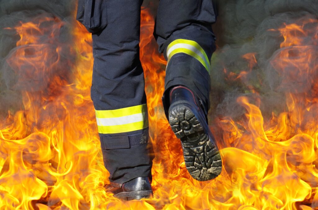 Kluczowe części ochrony strażaka zapewniające bezpieczeństwo podczas akcji (fot. mat. partnera)