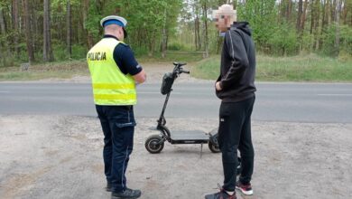 50 km/h na... hulajnodze. 21-latek dostał mandat od grupy Speed. Fot. Kujawsko-Pomorska Policja