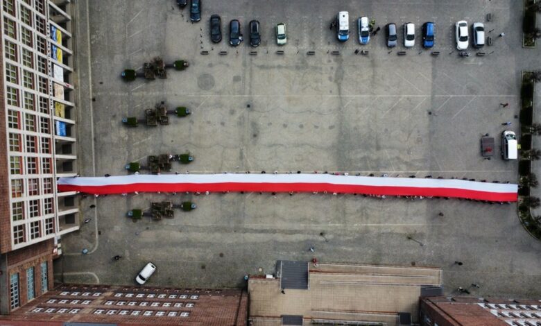 Gigantyczna flaga Polski w Bytomiu. Tak uczcili Dzień Flagi RP [ZDJĘCIA]. Fot. UM Bytom