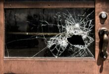 mężczyzna utknął w okienku