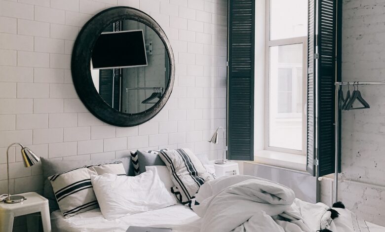 Urządzamy sypialnię w stylu loft — na jakie dekoracje i akcesoria postawić? (foto: pexels.com)