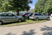 Kierowcy wolą niszczyć trawniki, niż poszukać miejsca parkingowego gdzie indziej. [fot. Bartosz Bednarczuk]