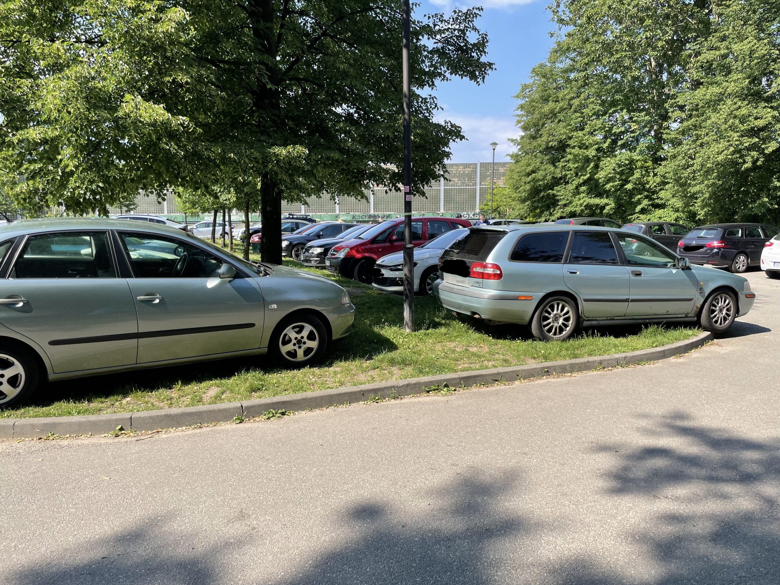 Kierowcy wolą niszczyć trawniki, niż poszukać miejsca parkingowego gdzie indziej. [fot. Bartosz Bednarczuk]