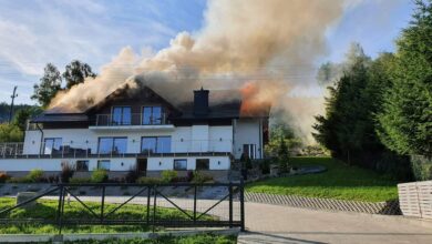 PILNE: pali się Willa Żar w Międzybrodziu Żywieckim. Fot. Straż Międzybrodzie Żywieckie