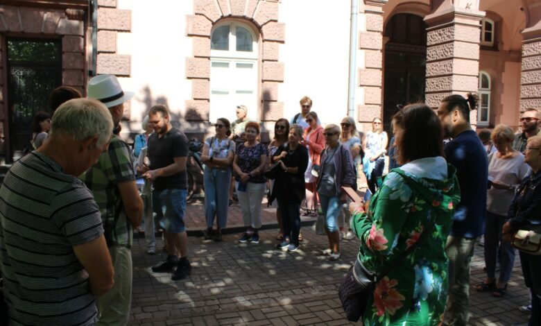 Po Bytomiu oprowadzał Marek Wójcik, dzieląc się wiedzą o bytomskiej architekturze. [fot. UM Bytom]